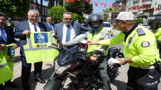 Edremitte motosiklet sürücülerine reflektif yelek dağıtıldı