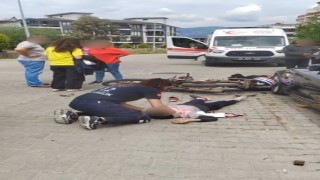 Edremitte motosiklet ve otomobil çarpıştı: 3 çocuk yaralandı
