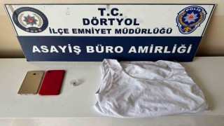 Ehliyet sınavında kopya çekmek isteyen şahıs kulaklığı takarken yakayı ele verdi