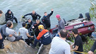 Ehliyetini yeni alan genç, aracıyla baraj gölüne uçarak hayatını kaybetti