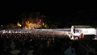 Ekin Uzunlar, Ayazini Frig Vadisinde unutulmaz bir konser verdi