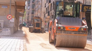Elazığ Belediyesi Yeni Mahallede asfaltlama çalışmalarını sürdürüyor