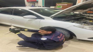 Elazığda aracın motor kısmına sıkışan kedi, itfaiye tarafından kurtarıldı
