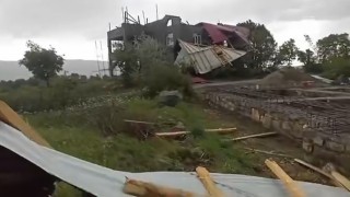 Elazığda fırtına evin çatısını uçurdu