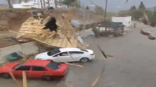 Elazığda fırtınadan uçan çatı araçların yanına düştü