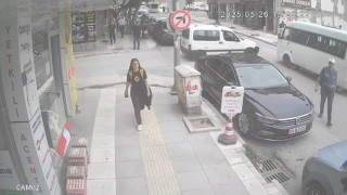 Elazığda hafif ticari araçla minibüs çarpıştı, kaza anı kamerada