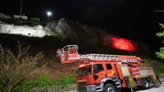 Elazığda kayalıklara çıkarak atlamak isteyen şahsı ekipler ikna etti