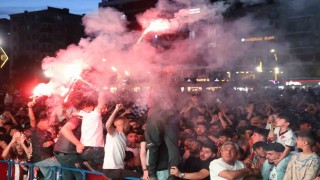 Elazığda nefesler tutuldu: Taraftarlar Elazığspor maçı için dev ekran başına geçti