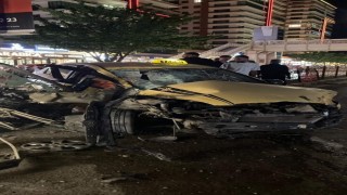 Elazığda otomobil refüjdeki bariyerlere çarptı: 1 yaralı