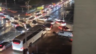 Elektrik kesintisinde hakem düdüğünü alıp trafiği yönetti