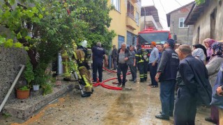 Elektrik tesisatından çıkan yangın evi küle çevirdi