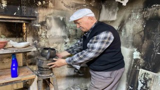 Emanet dükkanı yanan emekli öğretmen kendisine destek olan vatandaşlara teşekkür etti