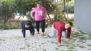 Emekleyerek yaşam süren 3 engelli evladına ömrünü adadı