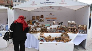 Emekli memur, hoşuna giden her objenin minyatürünü yapıyor