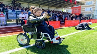 Engelleri aştı, iki üniversite okuyup gazetecilik yapıyor