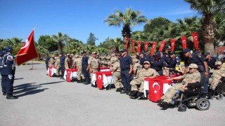 Engelli bireyler temsili askerlikle üniforma giyerek yemin etme gururunu yaşadı