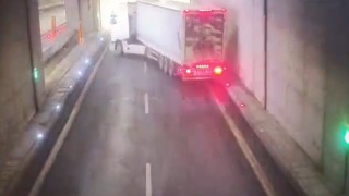 Erkenek Tünelindeki kaza anı kamerada