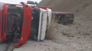 Erzincanda beyaz eşya yüklü tır devrildi