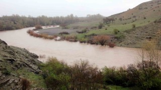 Erzincanda Karasu ve Fırat Nehrinin debisi arttı