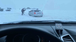 Erzurumda araçlar karlı yolda kaldı, offroadçular yardıma koştu