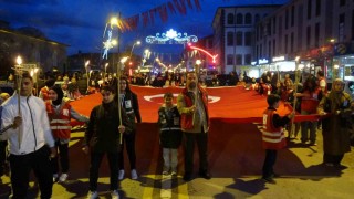 Erzurumda gençlerden meşaleli yürüyüş