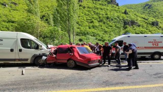 Erzurumda minibüsle çarpışan Fiat Tofaş araç hurdaya döndü: 1 ölü, 1 ağır yaralı