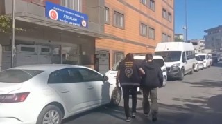 Esenlerde elinde satırla dolaşan bir kişi yakalandı