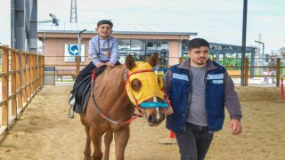 Esenyurt Belediyesinden çocuklara at çiftliği gezisi