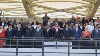 Esenyurtta 19 Mayıs coşkusu doyasıya yaşandı: Yüzlerce kişi Turgut Özal Stadyumunda buluştu