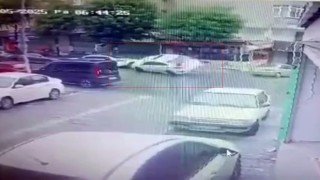 Esenyurtta direksiyon hakimiyetini kaybeden sürücü park halindeki 2 otomobilin üzerine çıktı