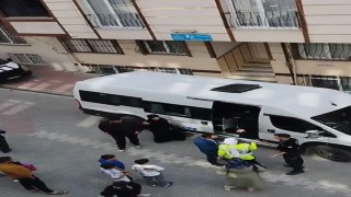 Esenyurtta hatalı şekilde öğrenci indiren servis sürücüsü polisle tartıştı