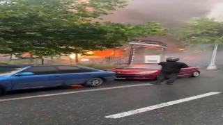 Esenyurtta kafede yangın çıktı, alevler binaya ve markete sıçradı