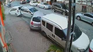 Esenyurtta kontrolden çıkan otomobil park halindeki araçlara çarptı