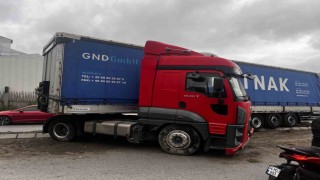 Esenyurtta kontrolden çıkan tır PTS direğine çarptı