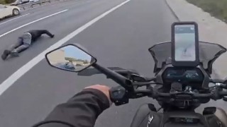 Esenyurtta motosiklet arızalanarak emniyet şeridinde duran kamyonete çarptı: 1 ağır yaralı