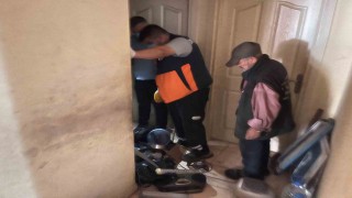 Esenyurtta yaşlı adamın çöp evi 4üncü kez boşaltıldı