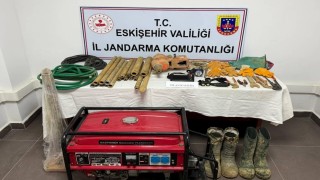 Eskişehirde kaçak kazı yapan şahıslar suçüstü yakalandı