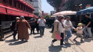 Eskişehirde sıcak havayı fırsat bilen vatandaşlar çarşıya akın etti