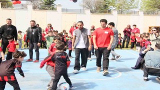 Eskişehirspor futbolcuları özel öğrencileri ziyaret etti