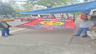 Esnaf kendi imkanlarıyla dev Eskişehirspor bayrağı yaptırdı