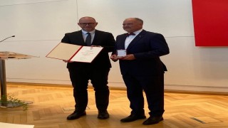 ESOGÜ Hukuk Fakültesi Öğretim Üyesi Prof. Dr. Alpay Hekimlere İnsanlığa Hizmet Madalyası