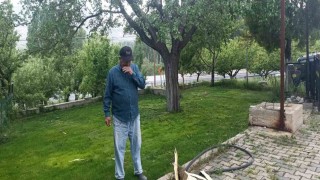 Evin bahçesine düşen yıldırım paniğe neden oldu