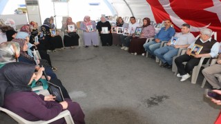 Evlat nöbetindeki anne: Barışı duyduğumuzdan beri ayaklarımız yerden kesilmiş. Gece uyuyamıyoruz