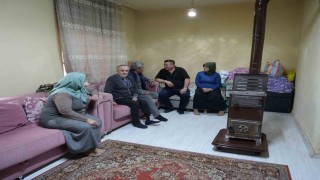 Evlerini yangında kaybeden aile iki yıldır köy okulunda yaşama tutunmaya çalışıyor