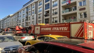 Eyüpsultanda 7 katlı binanın çatısı alev alev yandı: Yangın iki binaya sıçradı