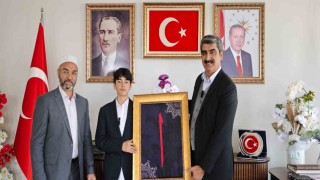 Ezan okuma yarışmasında dereceye girdi, ödülünü Filistine bağışladı