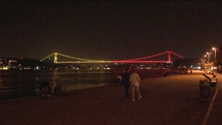 Fatih Sultan Mehmet Köprüsü sarı-kırmızı renklerle aydınlatıldı