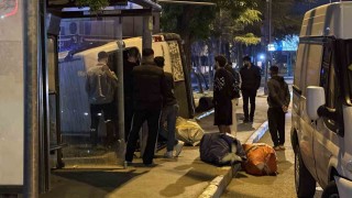 Fatihte kontrolden çıkan ticari araç yan yattı