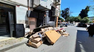 Fatihte kontrolsüz taşınma kamerada: Eşyalarını 3. kattaki camdan böyle attı