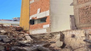 Fatihte yıkım yapılan binadan kopan moloz parçası, dairenin içerisine girdi